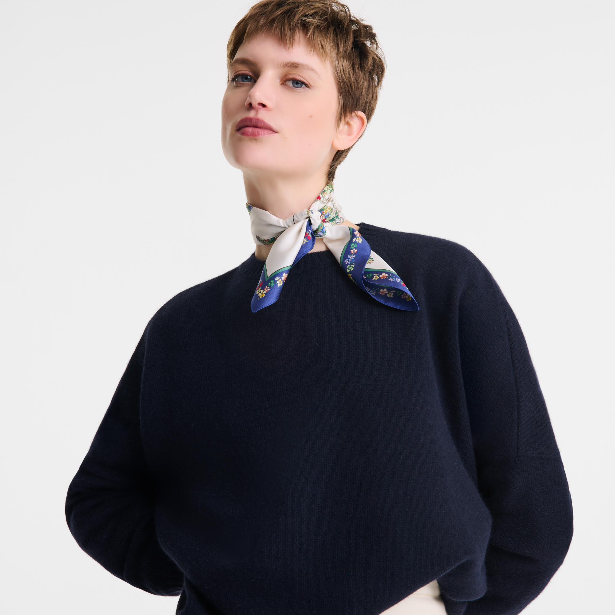 Le Jardin Fleuri シルクスカーフ50 ネイビー - シルク | ロンシャン JP Le Jardin Fleuri シルクスカーフ50 ネイビー - シルク | ロンシャン JP