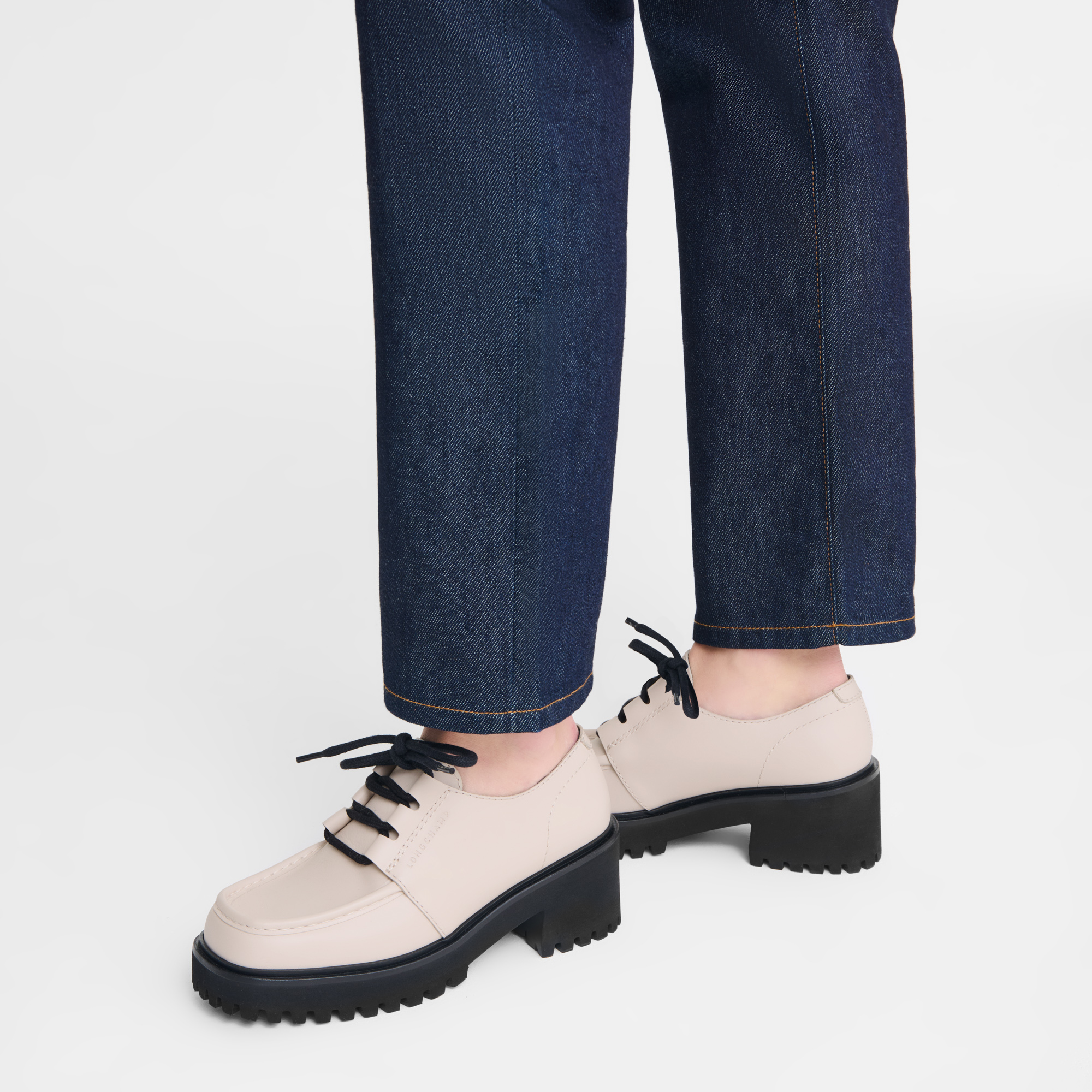 La Voyaguse Sapatos Derby, Papel