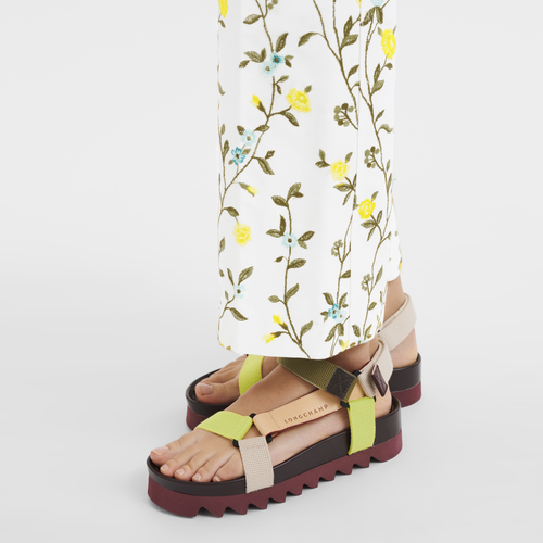 HERBST-WINTER-KOLLEKTION 2023 Flache Sandalen, Bordeaux